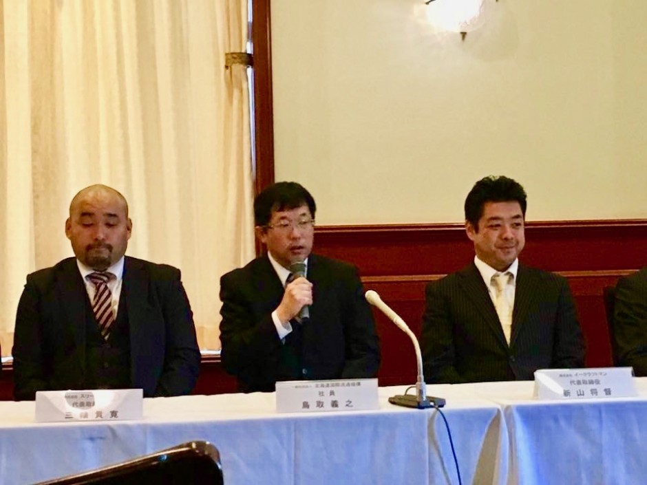 マスコミの取材を受ける鳥取理事